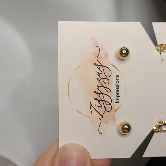 NWT Gold 3-Tiered Necklace/Studs Set - Picture 4 of 5